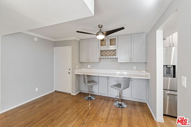 Foto del edificio - 5325 Newcastle Ave