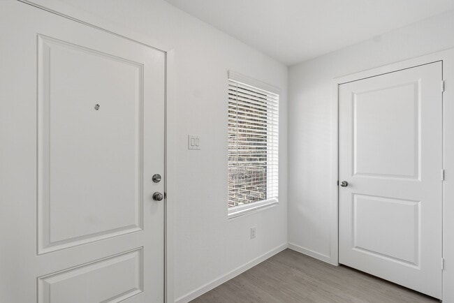 Building Photo - 925 Lago Laceno Ln