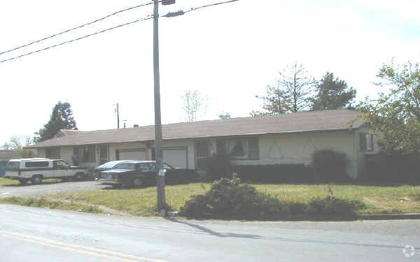 Building Photo - 3175 Moorland Ave