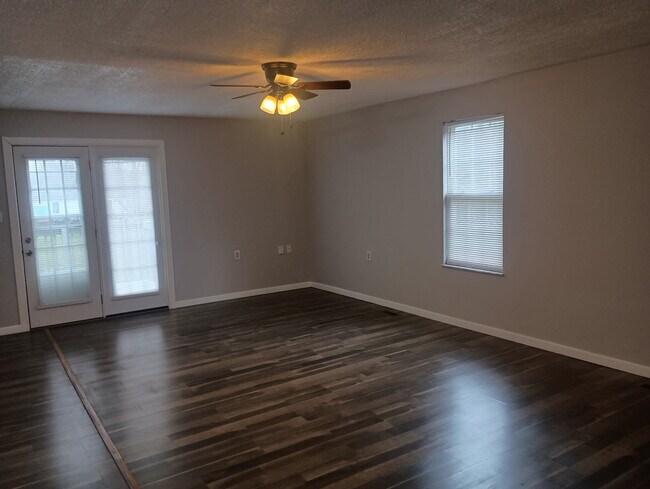 Foto del edificio - 313 Burnett Station Rd