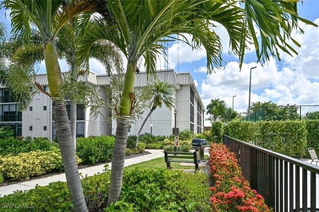Foto del edificio - 788 Park Shore Dr