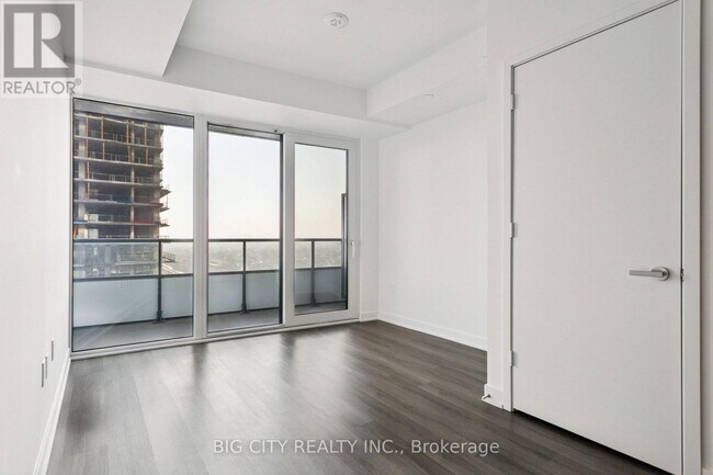 Photo du bâtiment - 448 Burnhamthorpe Rd W