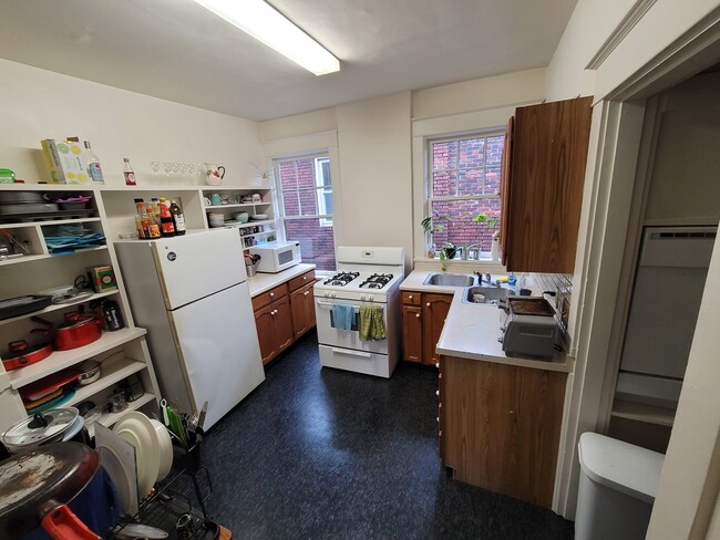 Kitchen - 5724 Solway St