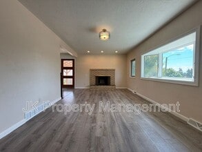 Building Photo - 105 Riverview Dr W