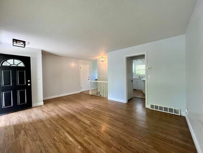 Foto del edificio - 3380 S Santa Rosa Ave