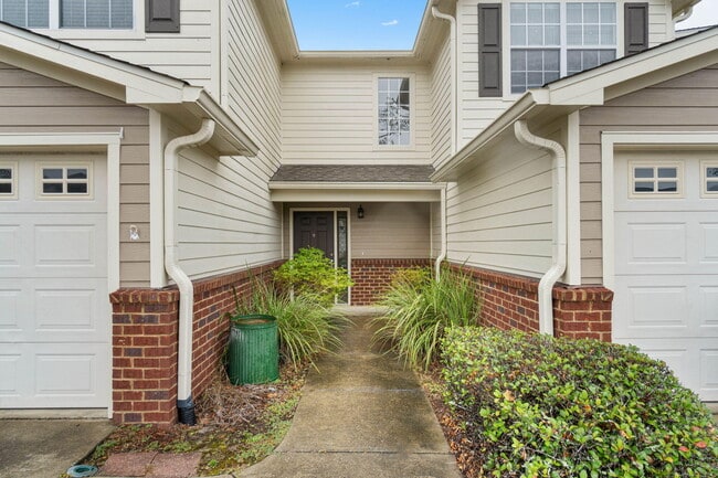 Building Photo - 747 Majestic Dr