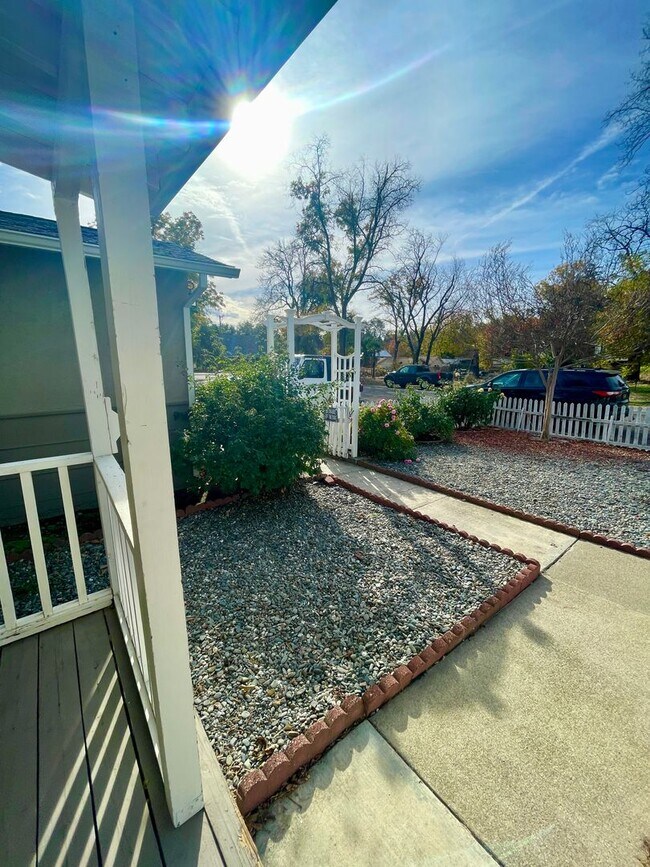 Building Photo - Charming Updated 2 Bedroom