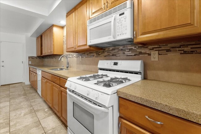 Building Photo - Private Direct-Access 3 Bedroom Townhome with 2 Car Garage, Patio, Balcony, Pool and Tennis