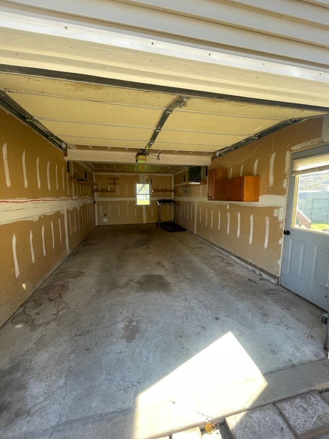 Garage - 16988 N 7th St