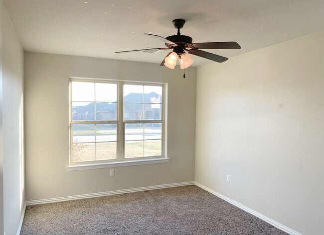 Building Photo - Spacious 3/2 Located for Convenience