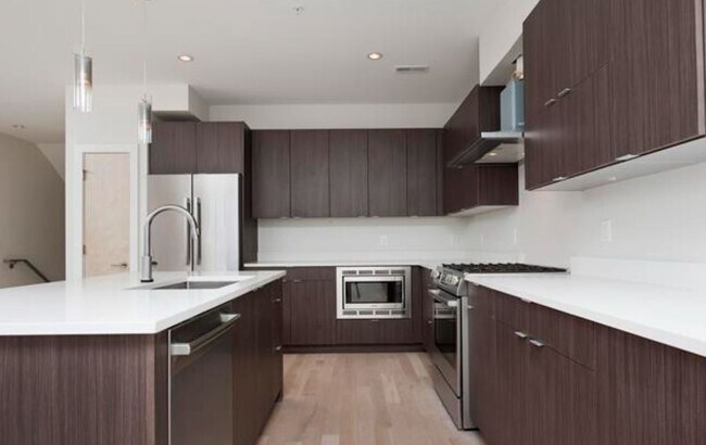 Stainless steel appliances - 4321 Tennyson St