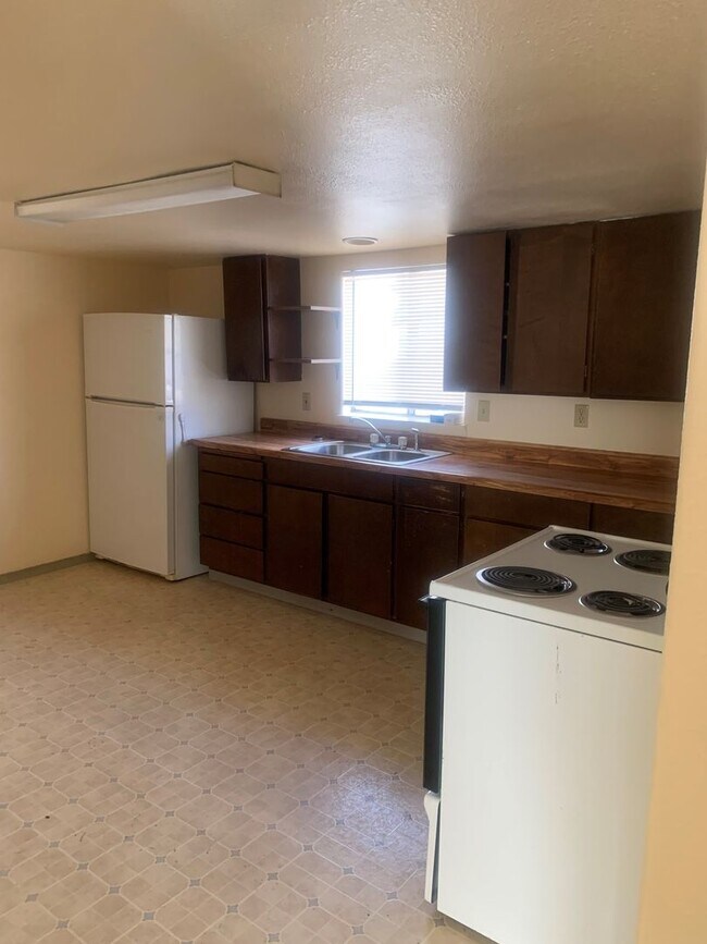 Building Photo - 3 Bedroom in Suburbs