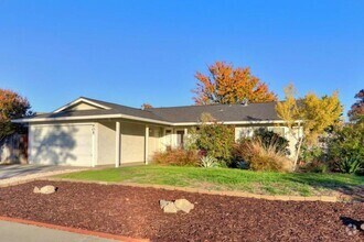 Building Photo - 905 Valley Oak Dr