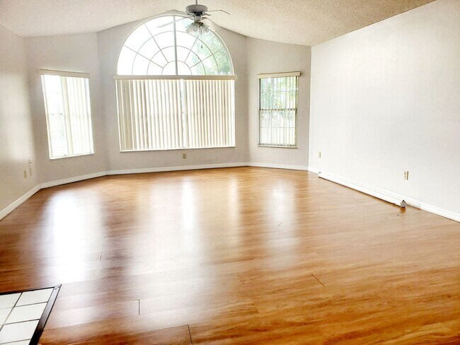 Foto del edificio - 2747 N Poinciana Blvd