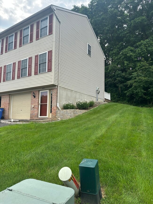 Building Photo - 635 Rockwood Dr