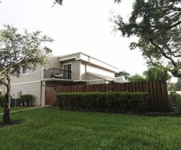 Building Photo - 702 Commodore Dr