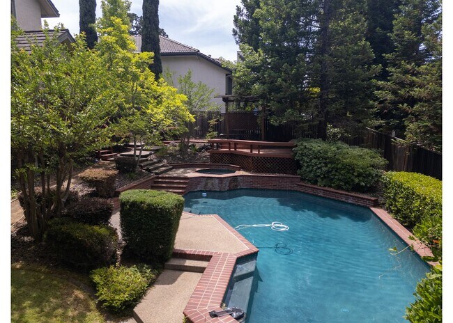 Foto del edificio - COMING SOON!!- 4bd 3ba two story home in e...