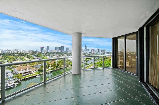 Foto del edificio - 3600 Yacht Club Dr
