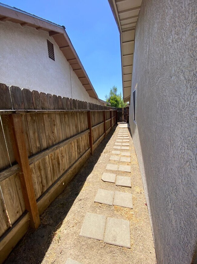 Foto del edificio - NW Visalia Home available now!