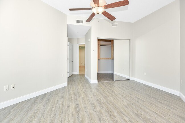 Building Photo - 231 Riverside Dr