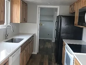 Building Photo - 4725 Nelson St