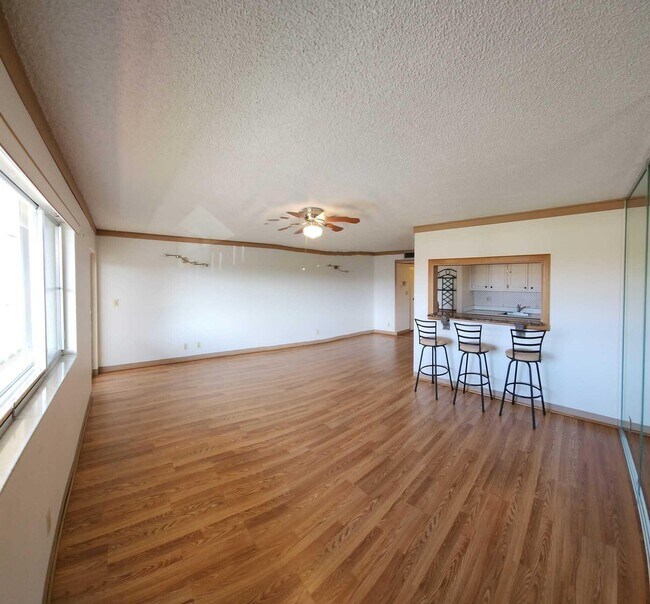 Building Photo - 700 Village Green Ct