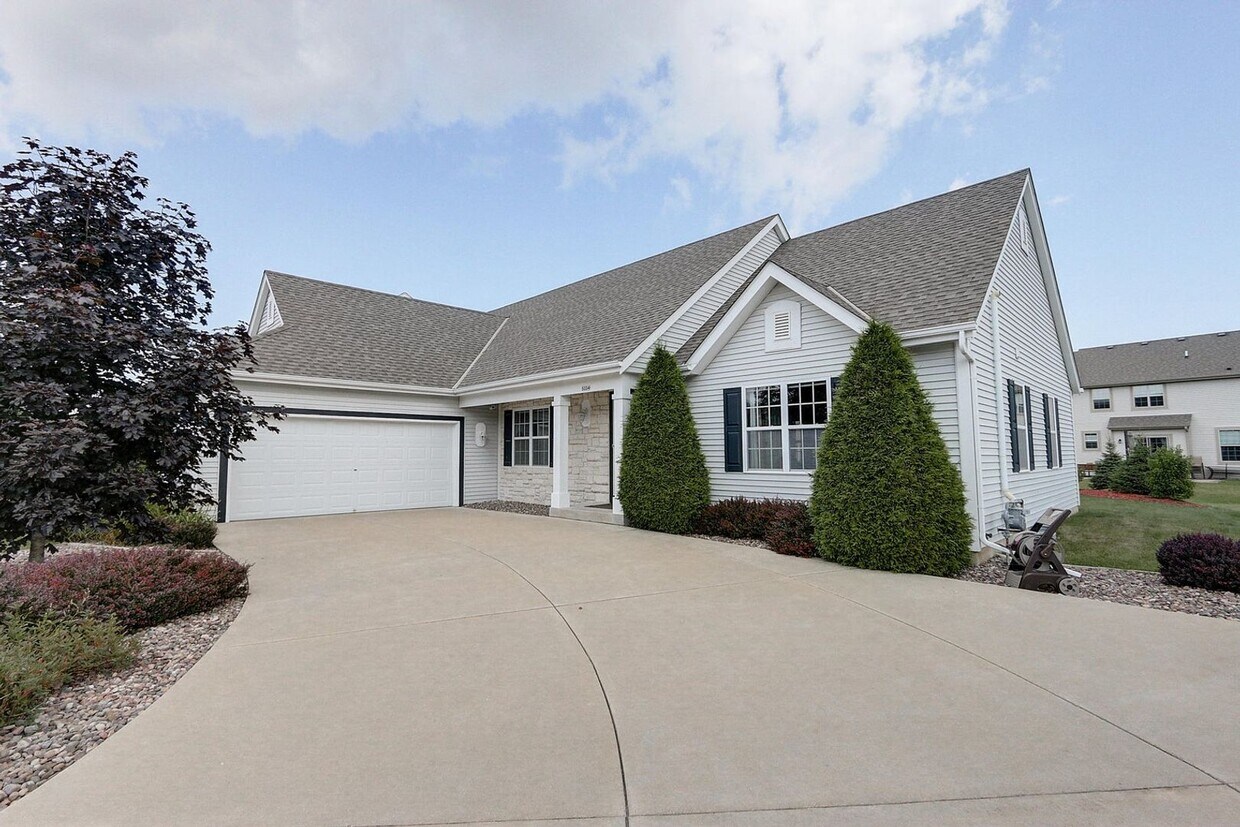 Foto principal - Beautiful 3-Bedroom, 2-Bath Ranch Home for...