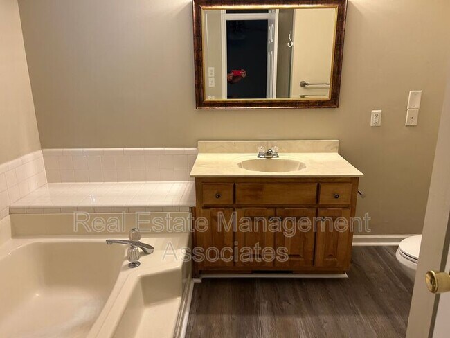 Foto del edificio - 604 N Pine Hill Rd