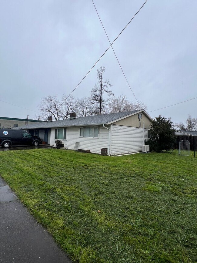 Building Photo - 2-bedroom 1-bathroom duplex