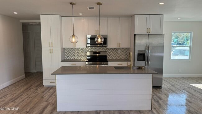 Building Photo - 212 N Cove Blvd