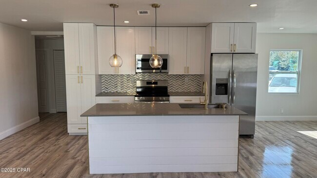 Foto del edificio - 212 N Cove Blvd