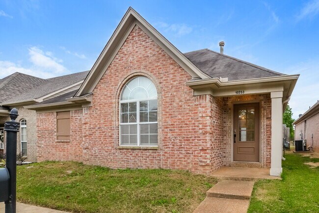 Building Photo - 10253 Evening Hill Dr