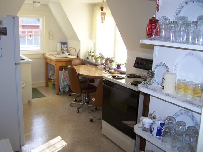 Full kitchen - 72 Mount Royal Ave