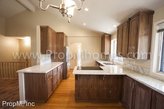 Building Photo - 5 br, 3 bath House - 1755 SW Cloverleaf Road