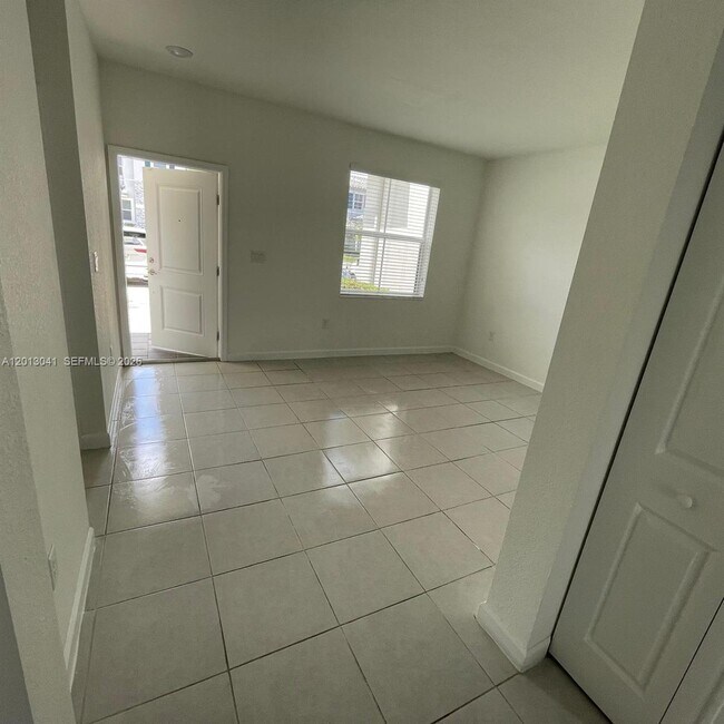 Foto del edificio - 2693 SE 19th St