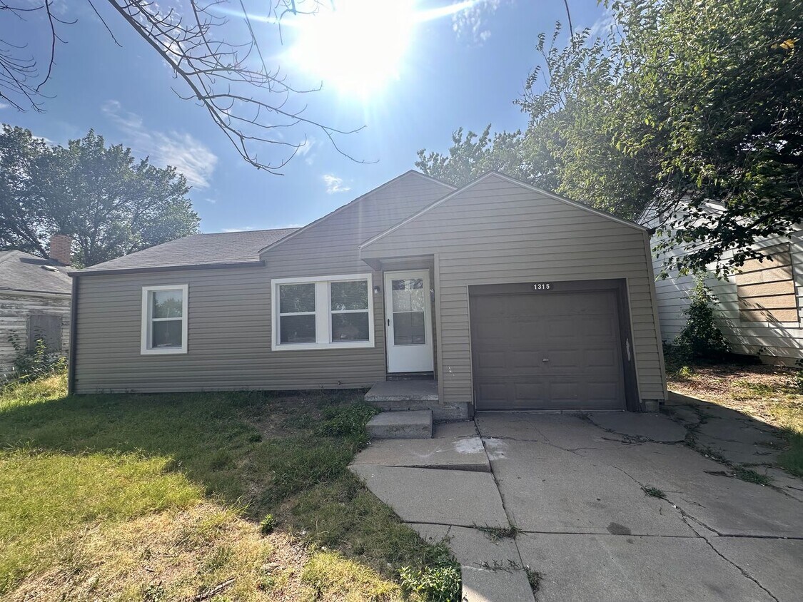 Primary Photo - $950 - 2 bedroom / 1 bathroom home with a ...