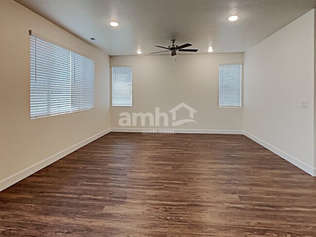 Foto del edificio - 884 N Garnet Creek Ave