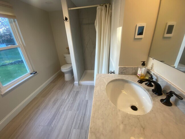 Foto del edificio - 10 Pine Grove Rd