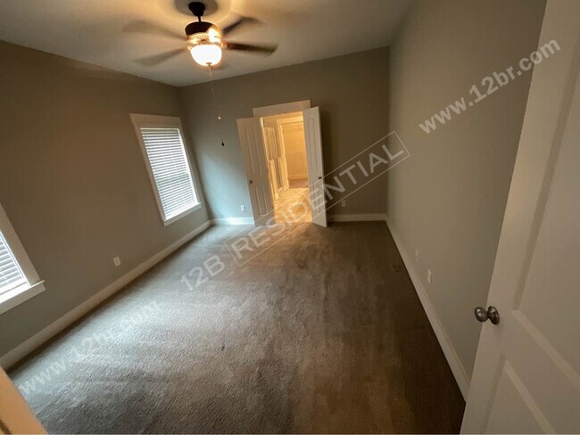 Foto del edificio - Exquisite 4-Bed, 2.5-Bath Home with Firepl...
