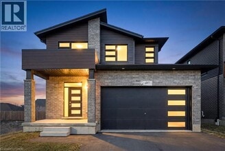 Building Photo - 40 Moon Cres