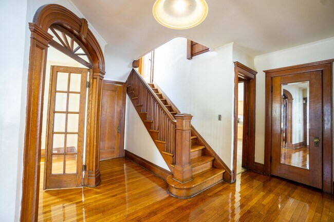 Foto del edificio - Spacious Single Family Home Available 8/1/25