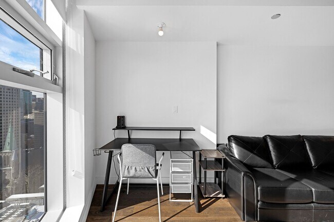 Building Photo - 1030 Rue de Bleury