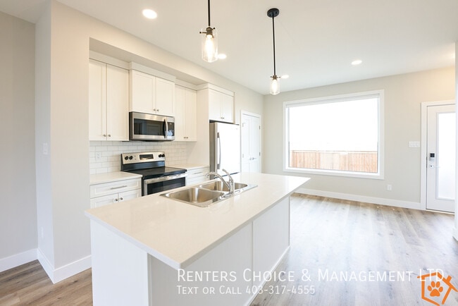 Building Photo - 3 Bedroom Townhouse With Assigned Parking