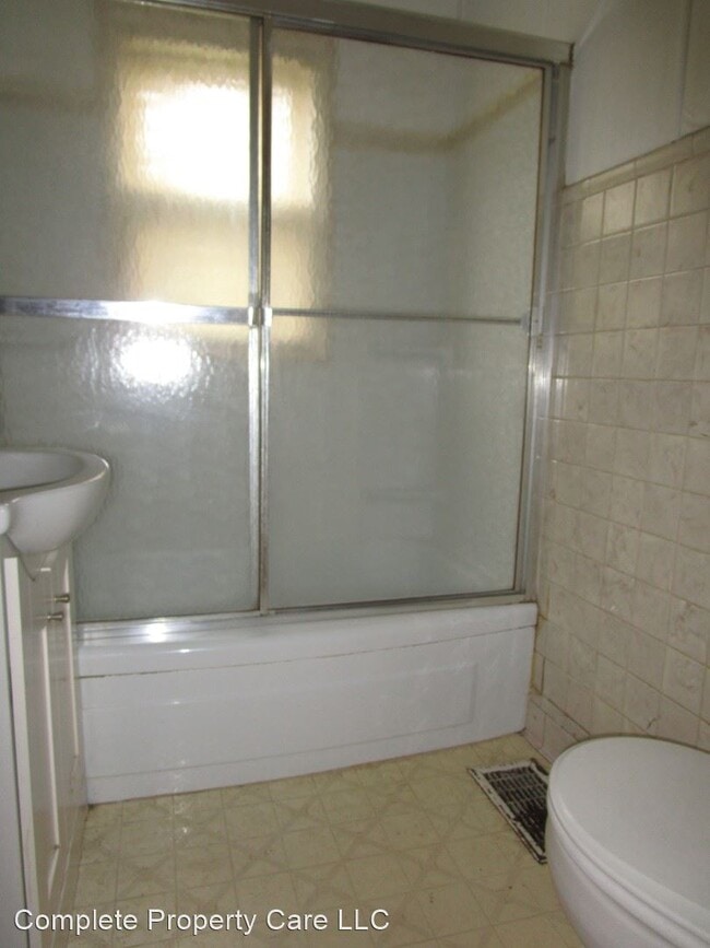 Building Photo - 3 br, 1 bath House - 2228 W 7th Street