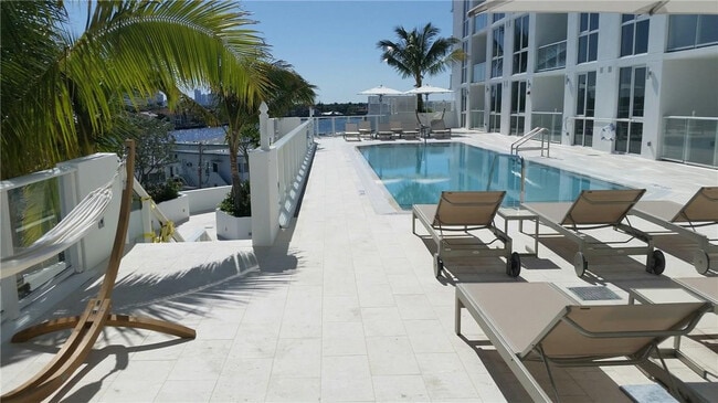 Foto del edificio - 401 N Birch Rd