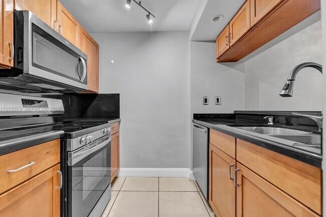 Foto del edificio - 15575 Miami Lakeway N