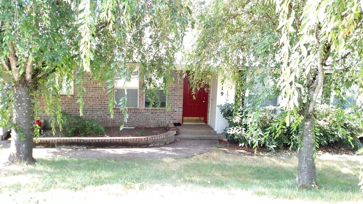 Primary Photo - 3 Bedroom, 2 Bath House in Dundee- Great L...