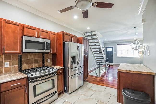 Building Photo - Gorgeous three bedroom, 18th and Oregon, S...
