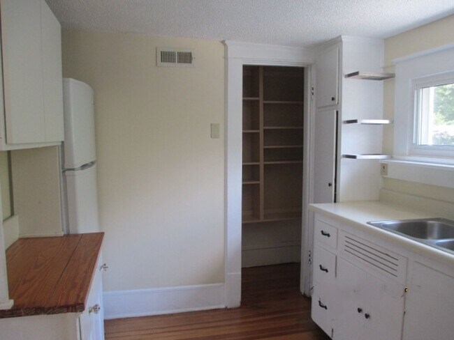 Building Photo - Charming 2br 1ba Condo in Five Points! Ava...