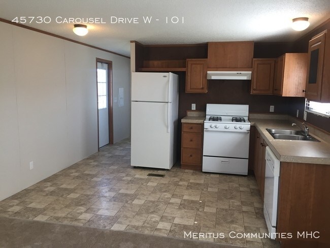 Building Photo - 45730 Carousel Dr W